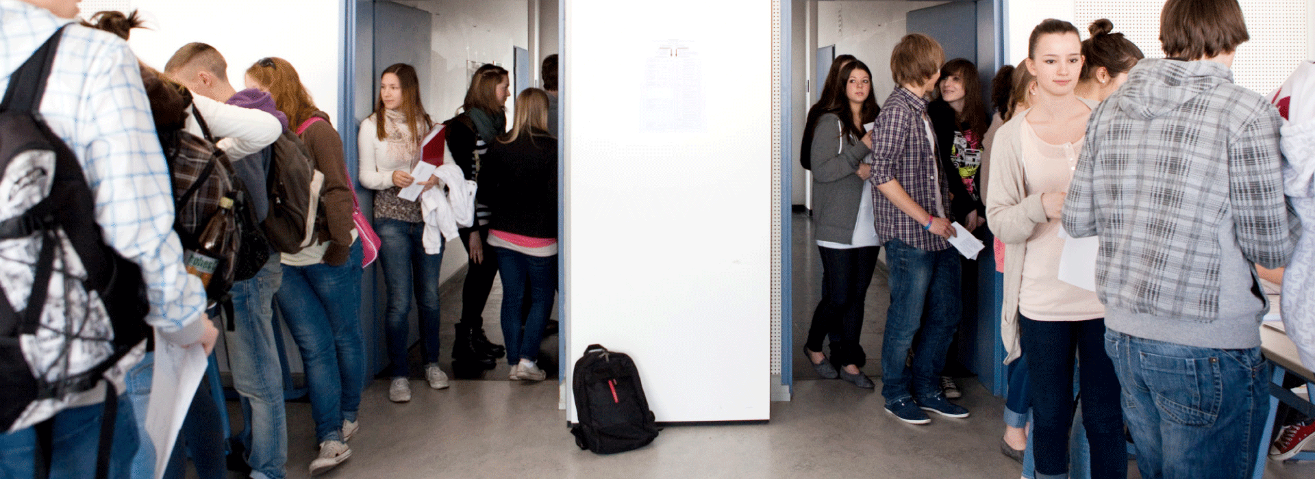Schülerinnen und Schüler warten vor dem Wahllokal der Juniorwahl