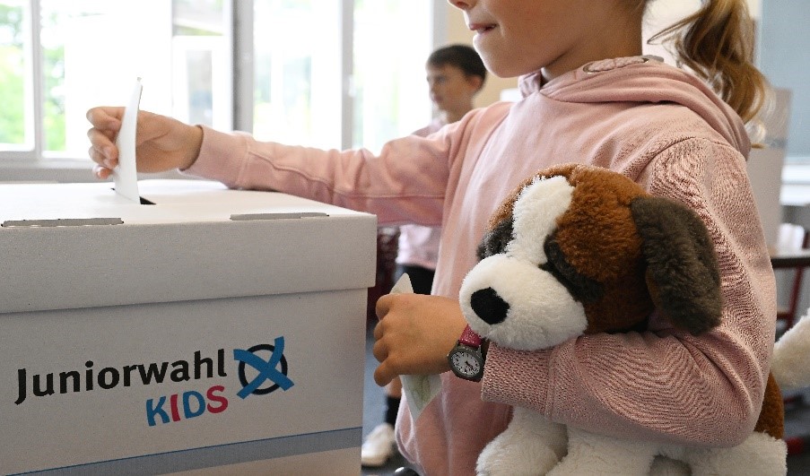 Kinder bei der Juniorwahl KIDS